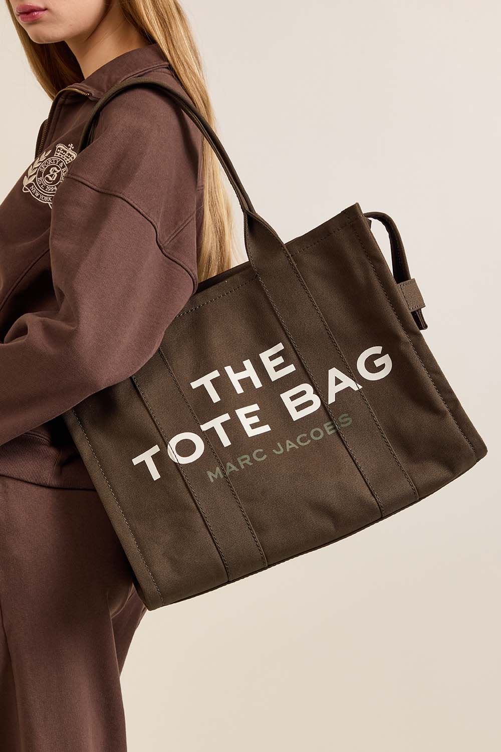 תמונת כל הלוק של תיק טוט לארג'